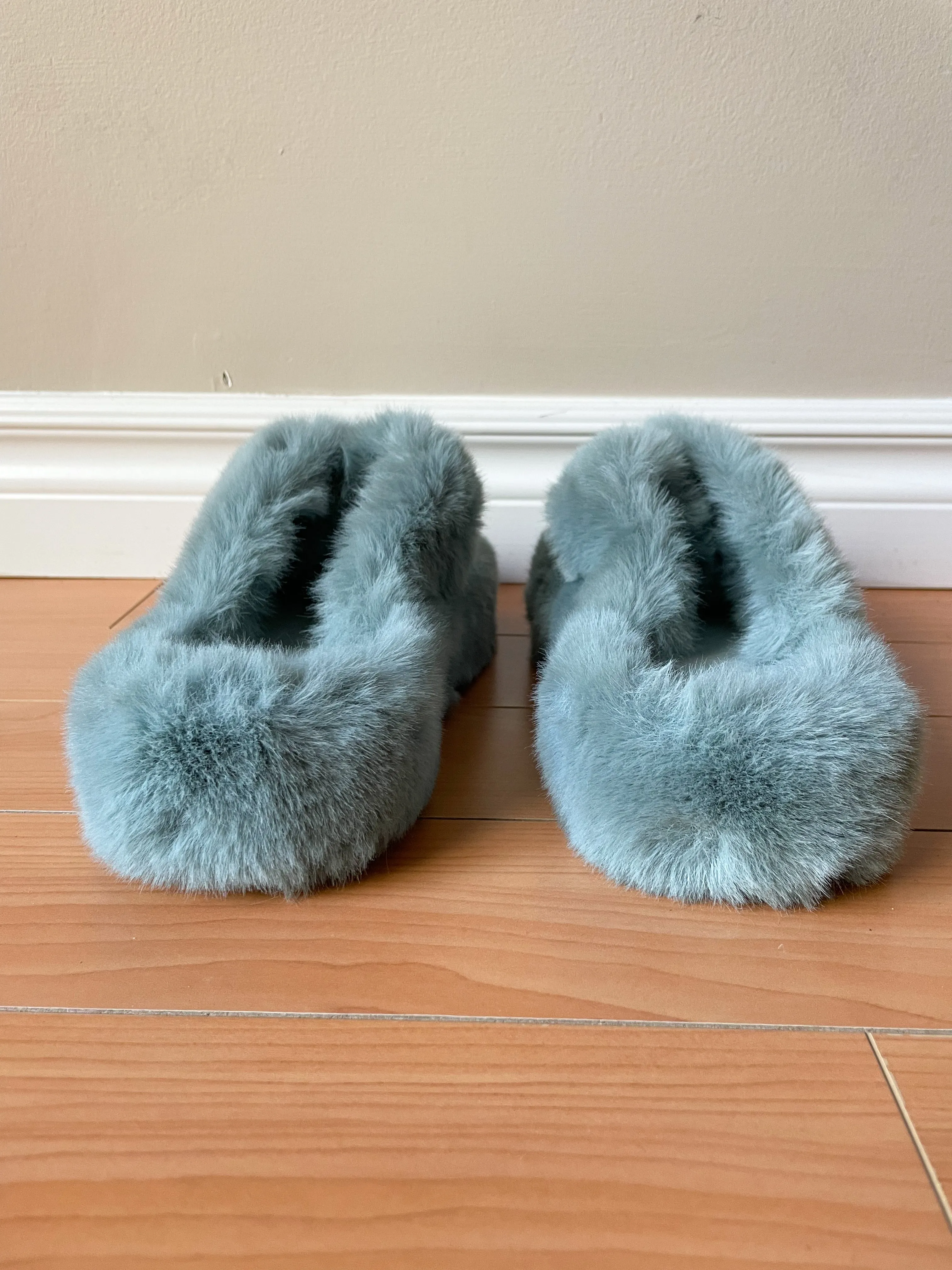 Fuzzy Soft Blue Gray Faux Fur Platform Slippers NWOT - Size 9