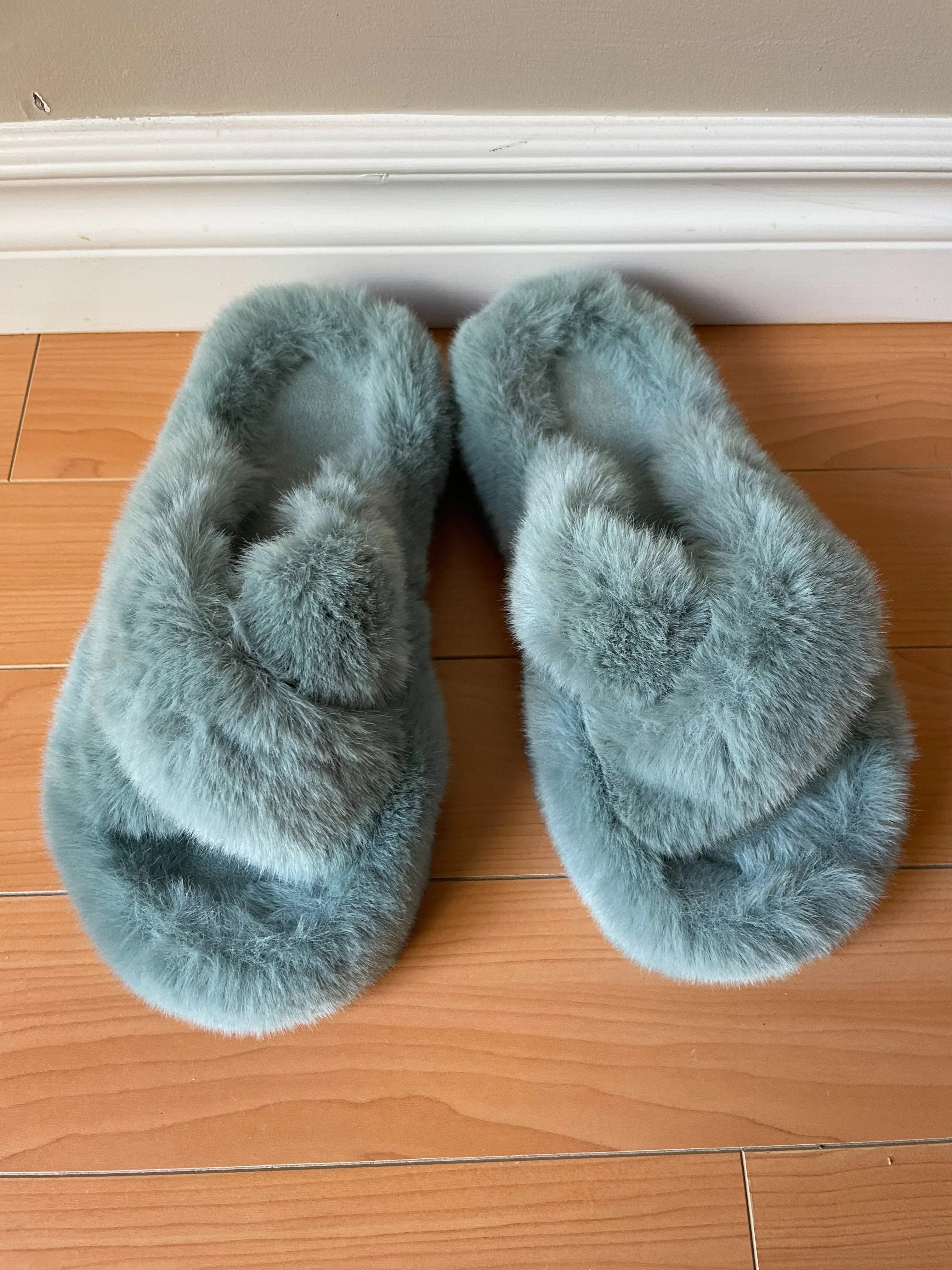 Fuzzy Soft Blue Gray Faux Fur Platform Slippers NWOT - Size 9