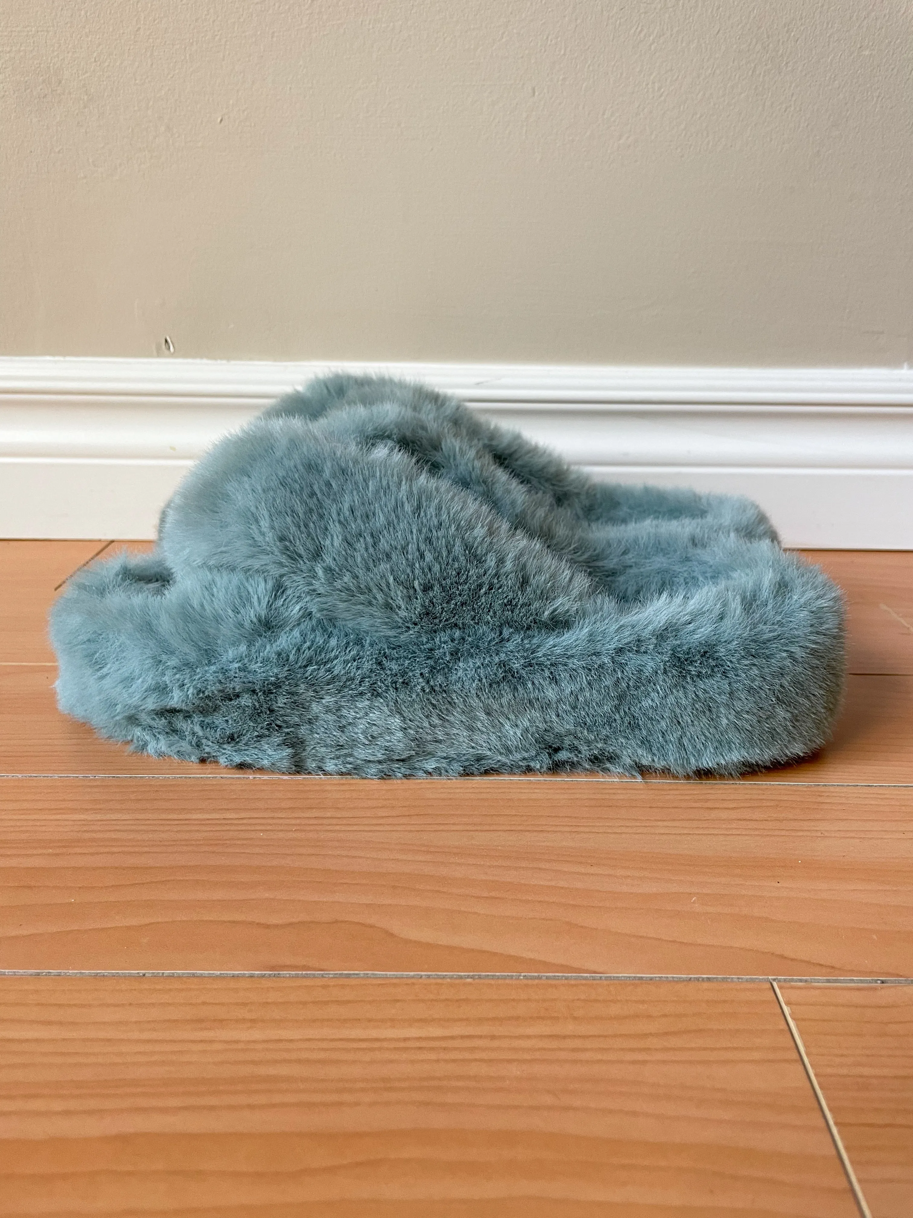 Fuzzy Soft Blue Gray Faux Fur Platform Slippers NWOT - Size 9